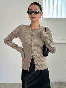 DAZY Đồ đan Ribbed Nút phía trước Áo len Mở - Màu Khaki - Xem 5