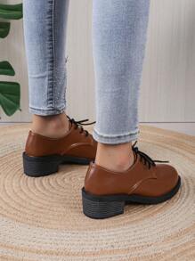 Scarpe da donna con tacco basso stringate, in colore unito - Castano - Visualizzare 2