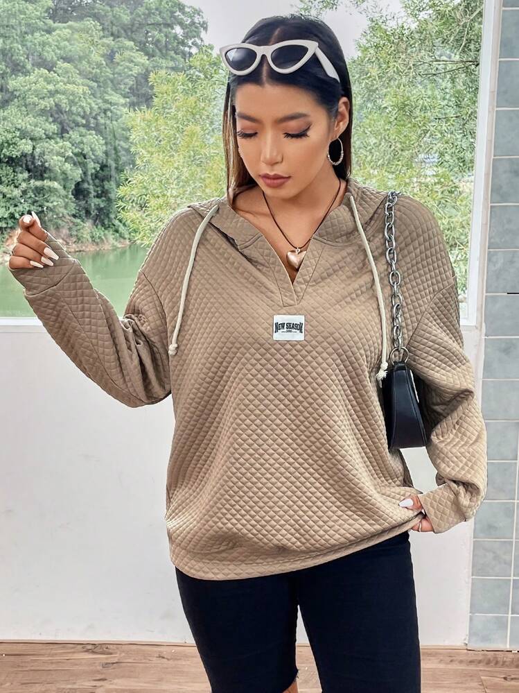 Flirla סווטשירט עם כתף נפתחת ושרוכים, אותיות במידה גדולה, סווטשירט סתיו - חאקי - ראה 5