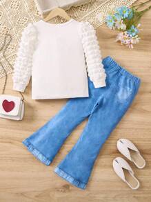 SHEIN 年轻女孩心形印花纹理 T 恤和牛仔效果喇叭裤套装 - 藍白色 - 查看 2