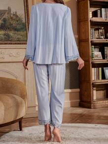 SHEIN 孕妇花卉刺绣荷叶边下摆睡衣套装，适合妈妈穿着，秋冬舒适优雅。