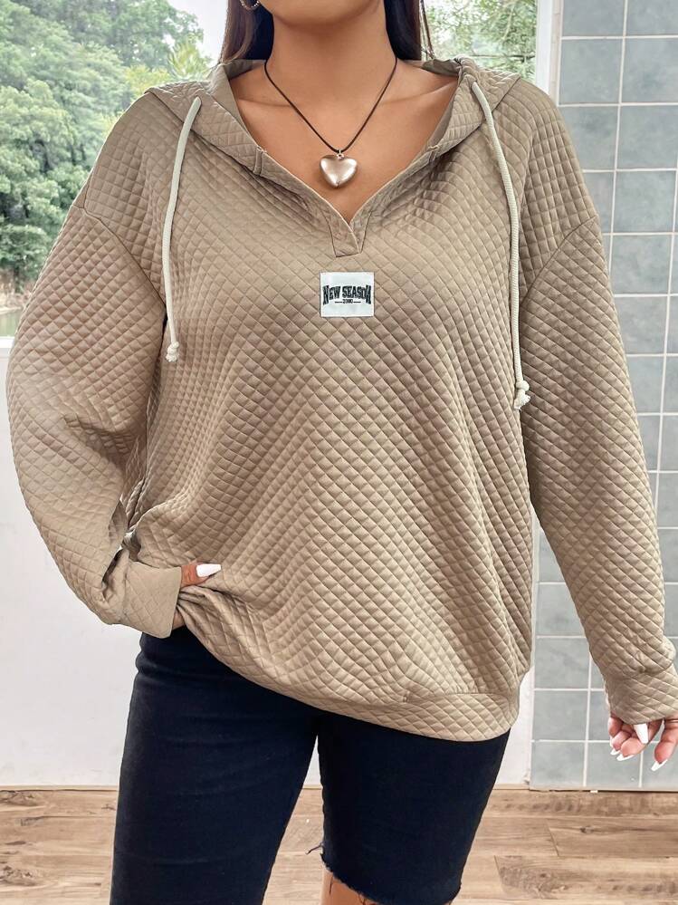 Flirla סווטשירט עם כתף נפתחת ושרוכים, אותיות במידה גדולה, סווטשירט סתיו - חאקי - ראה 3