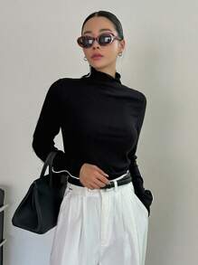 DAZY Áo thun cổ cao có đường ống tương phản - màu đen - Xem 5