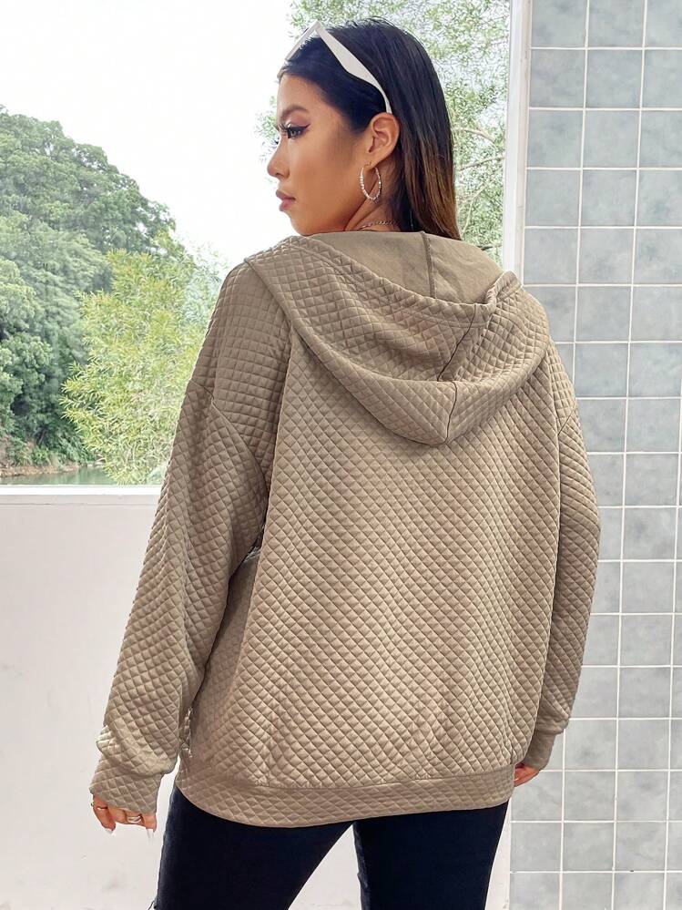 Flirla סווטשירט עם כתף נפתחת ושרוכים, אותיות במידה גדולה, סווטשירט סתיו - חאקי - ראה 2