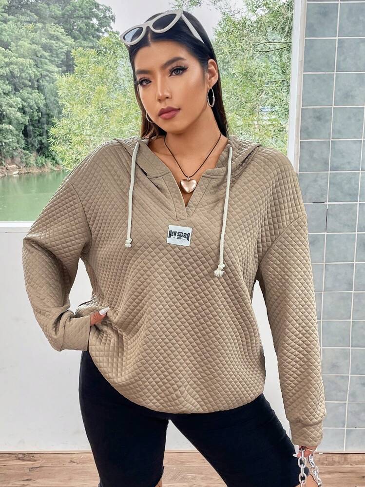 Flirla סווטשירט עם כתף נפתחת ושרוכים, אותיות במידה גדולה, סווטשירט סתיו - חאקי - ראה 6