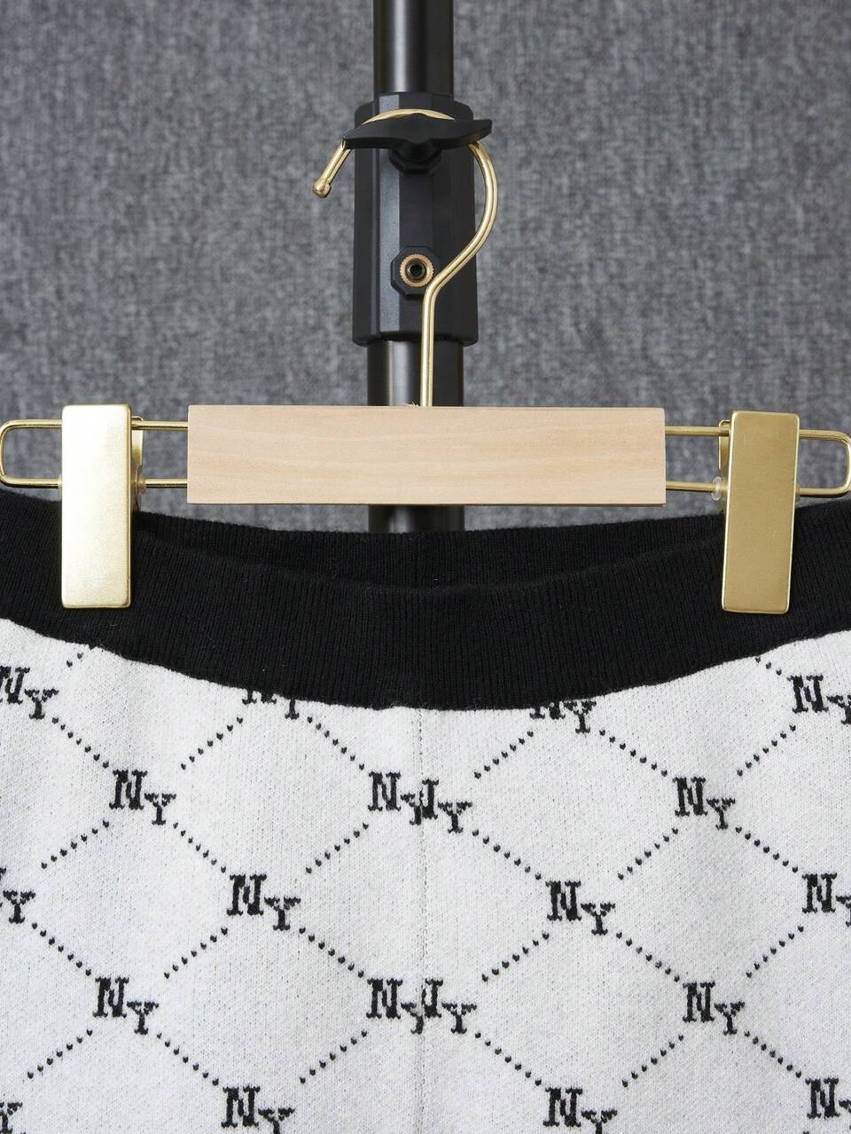 Young Boy Letter Graphic Contrast Trim Knit Pants