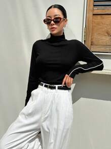 DAZY Áo thun cổ cao có đường ống tương phản - màu đen - Xem 6