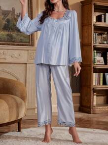 SHEIN 孕妇花卉刺绣荷叶边下摆睡衣套装，适合妈妈穿着，秋冬舒适优雅。