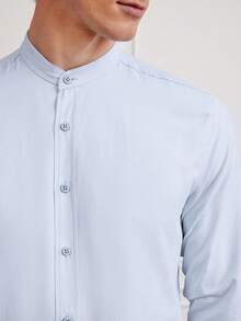 SHEIN Cottnline قميص أمامي بأزرار للرجال بلون واحد - أزرق فاتح اللون - مشاهدة 2