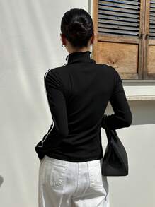 DAZY Áo thun cổ cao có đường ống tương phản - màu đen - Xem 2