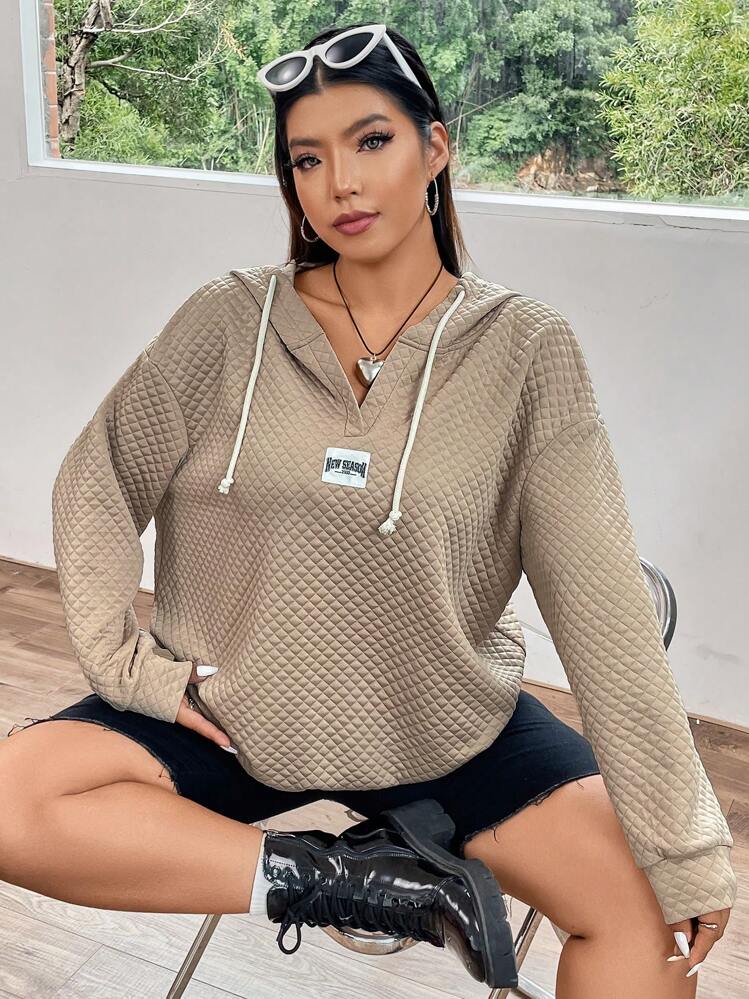 Flirla סווטשירט עם כתף נפתחת ושרוכים, אותיות במידה גדולה, סווטשירט סתיו - חאקי - ראה 7