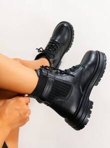 Stivali bianchi retrò di moda per donne, autunno/inverno 2025, stivali neri con tacco spesso, stivali corti da motociclista con suola platform chunky, stile da strada