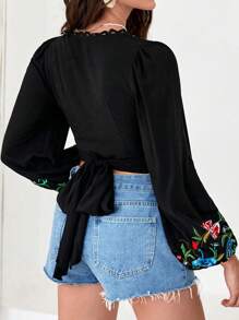 SHEIN VCAY 花卉刺繡蕾絲邊前收褶燈籠袖短款襯衫 - 黑色 - 查看 2