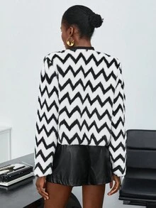 BizChic 鋸齒形印花開門襟毛茸茸外套 - 黑與白 - 查看 2