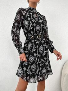 RueChic Đầm cổ lỗ khóa in Allover không cần thắt lưng - màu đen - Xem 1