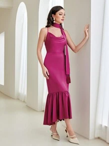 Modelyn Cami Kleid mit Drapiertem Kragen, Rüschenbesatz, & Schal