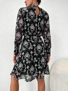 RueChic Đầm cổ lỗ khóa in Allover không cần thắt lưng - màu đen - Xem 2