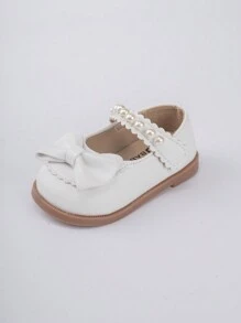 一双舒适、时尚、百搭、优雅的女童平底鞋，适合全年日常穿着。