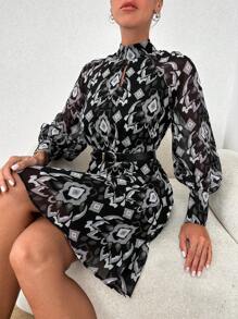 RueChic Đầm cổ lỗ khóa in Allover không cần thắt lưng - màu đen - Xem 3