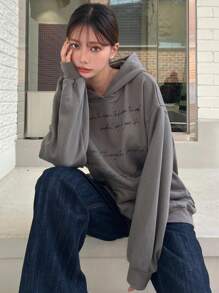 DAZY 標語圖案袋鼠口袋落肩袖連帽衫 - 灰色 - 查看 4