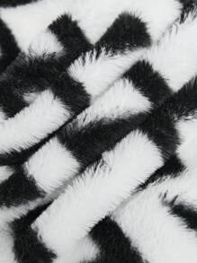 BizChic 鋸齒形印花開門襟毛茸茸外套 - 黑與白 - 查看 10