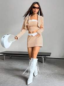 SHEIN X Danna Paola SHEIN ICON Blazer crop unicolor con diseño de tachuela