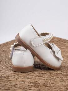 一双舒适、时尚、百搭、优雅的女童平底鞋，适合全年日常穿着。