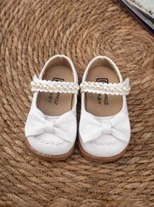 一双舒适、时尚、百搭、优雅的女童平底鞋，适合全年日常穿着。