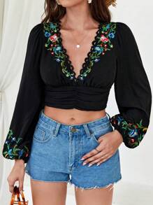 SHEIN VCAY 花卉刺繡蕾絲邊前收褶燈籠袖短款襯衫 - 黑色 - 查看 1