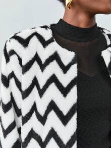 BizChic 鋸齒形印花開門襟毛茸茸外套 - 黑與白 - 查看 9