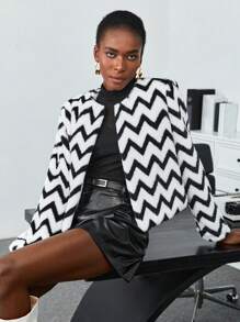 BizChic 鋸齒形印花開門襟毛茸茸外套 - 黑與白 - 查看 1