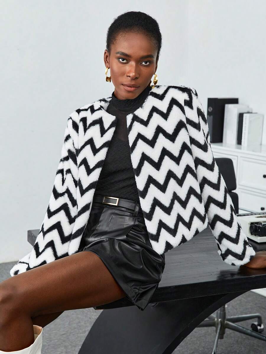 BizChic 鋸齒形印花開門襟毛茸茸外套 - 黑與白 - 查看 1