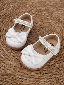 一双舒适、时尚、百搭、优雅的女童平底鞋，适合全年日常穿着。