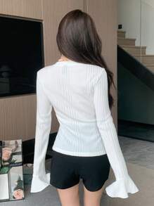 DAZY Chất rắn Viền Ruffle Nút phía trước Tay áo loe Áo thun - trắng - Xem 5