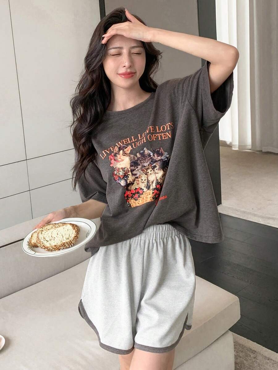 DAZY 字母图案落肩T恤和撞色绑带短裤睡衣 - 灰色 - 查看 1