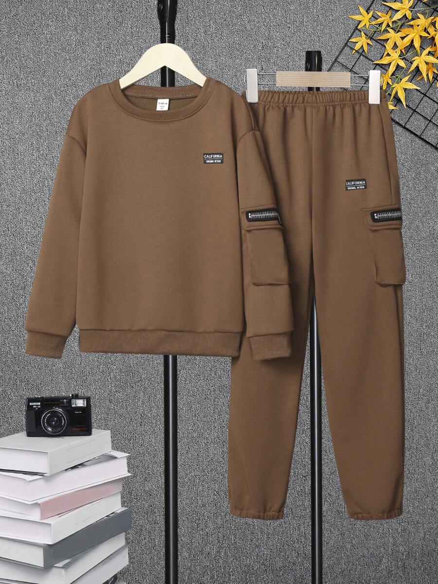 男大童字母補丁細節翻蓋口袋套頭衫和運動褲 - 棕色 - 查看 1