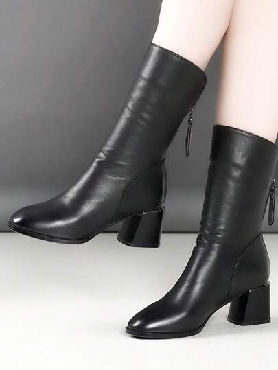 Bottes mi-mollet noires décontractées et pour le port en extérieur en automne ou en hiver, , s'assortissent à une robe noire, pour une soirée