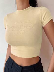DAZY Camiseta crop con bordado de letra de cuello alto - Amarillo - Ver 1