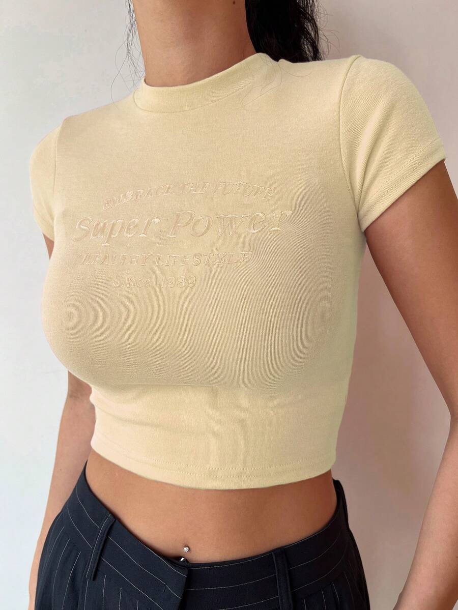 DAZY Camiseta crop con bordado de letra de cuello alto - Amarillo - Ver 1