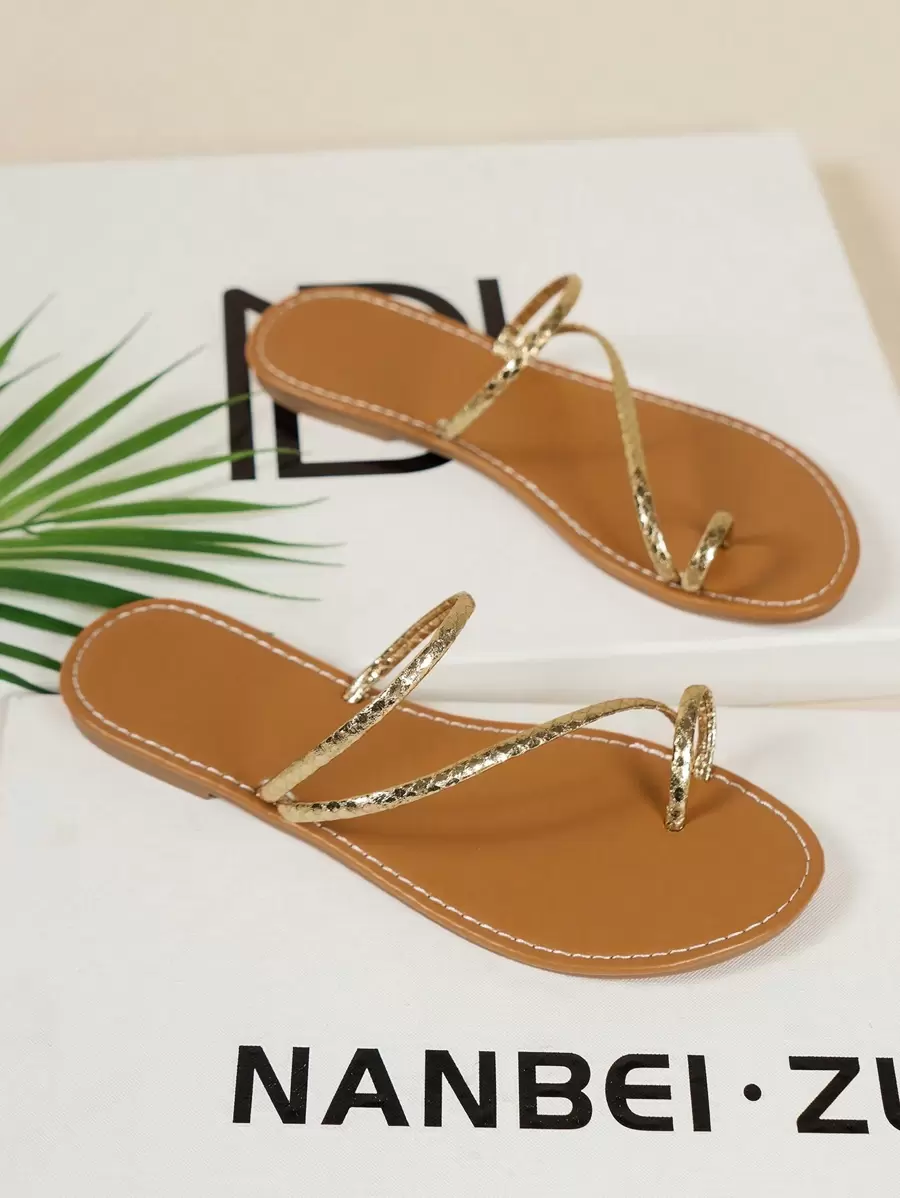 Dép lê nữ thời trang dự tiệc, nghỉ dưỡng, đám cưới, lễ cưới, mẫu mới xuân hè 2013 màu đen, vàng, đỏ, kiểu dáng đế bằng, thời trang và đa năng, mũi tròn, cao cấp và sang trọng, quai mỏng, quai chéo, có trang trí, hở mũi, kiểu xỏ chân, chất liệu cao su, dép lê đế bằng ngoài trời cho nữ, dép xỏ ngón. - Vàng - Xem 1