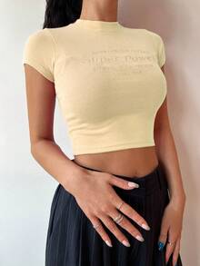 DAZY Camiseta crop con bordado de letra de cuello alto - Amarillo - Ver 4