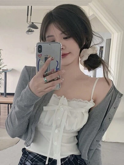 Áo hai dây màu trơn thanh lịch với viền ren và cúc cài phía trước (không bao gồm áo khoác cardigan), màu trắng thường ngày cho mùa hè.