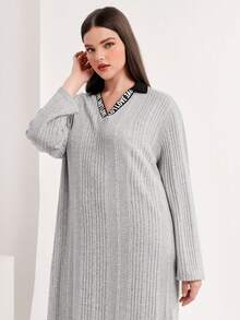 Mulvari 大碼字母圖案落肩袖洋裝 - 灰色 - 查看 3