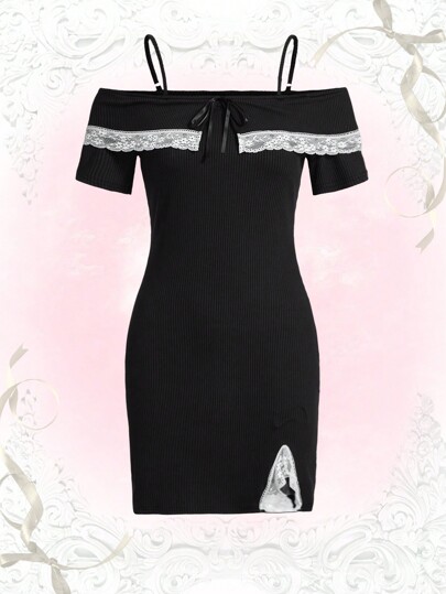 Sweetness Vestido mini ajustado con hombros abiertos y parches de encaje dulce