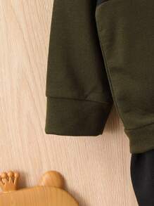 SHEIN Baby Boy Letter Graphic Two Tone Hoodie & Sweatpants - Army Green - View 4