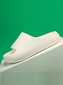 1雙白色兒童泡沫拖鞋