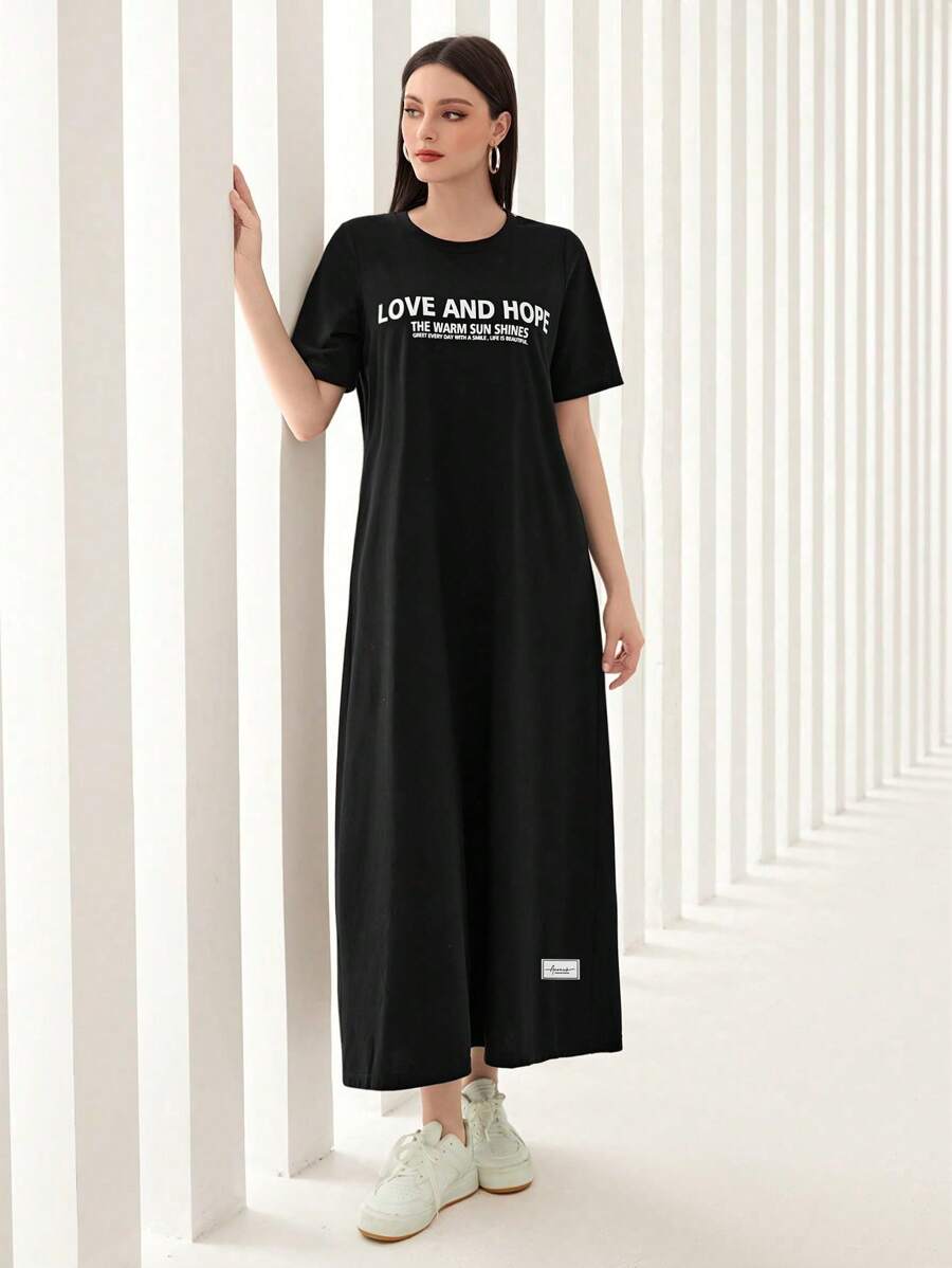 Mulvari Grafika ze sloganem Sukienka koszulowa