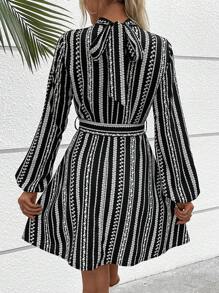 SHEIN LUNE 碎花鎖眼領繫腰帶洋裝