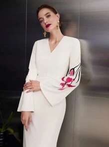 MOTF PREMIUM 花朵刺绣连衣裙 - 杏色 - 查看 3