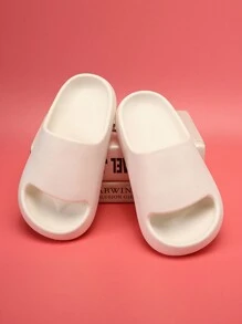 1雙白色兒童泡沫拖鞋